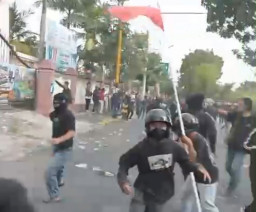 Sempat Ricuh, Ribuan Massa Geruduk Kantor DPRD Kota Madiun