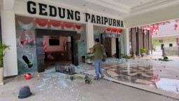 Kericuhan Demo di DPRD Kota Madiun, Jebol Pintu Gerbang Hingga Pecahkan Kaca