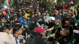 Gubernur Jawa Timur dan Pangdam V Brawijaya Temui Massa di Depan Grahadi