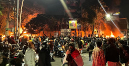 Polsek Tegalsari Surabaya Dibakar Massa dan Dijarah