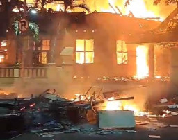 Tak Hanya Gedung Grahadi, Polsek Tegalsari juga Dibakar Massa