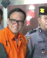 Diborgol sambil Pakai Rompi Oranye, Wamenaker Noel Menangis 