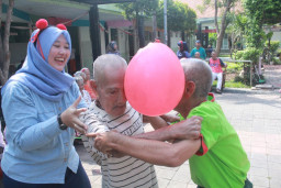 Tawa dan Semangat Lansia Warnai Lomba Agustusan di Griya Wredha Surabaya