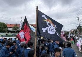 Kibarkan Bendera One Piece di DPRD Jatim, Mahasiswa Surabaya Bergerak