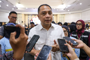 HUT ke-80 RI, Wali Kota Surabaya Imbau Warga Tak Sandingkan Bendera Merah Putih dengan Bendera Lain