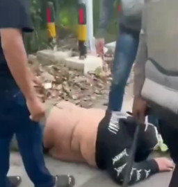 Demonstran Lempari Malpolres Karawang dengan Batu