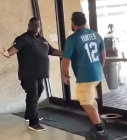 Suporter Baku Hantam Satu Lawan Satu