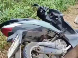 Gagal Menyalip, Pemotor Tersambar Mobil Boks hingga Kritis