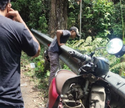 Jalan Menanjak, Scoopy Tabrak Pembatas Jalan