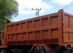 Fuso Tabrak Honda Beat, Dua Pelajar Meninggal