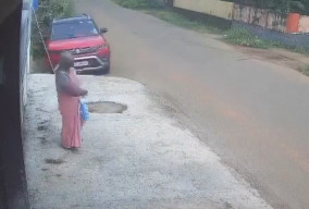 Sopir Ngantuk, Mobil Tabrak Dua Orang yang Sedang Menunggu Bus