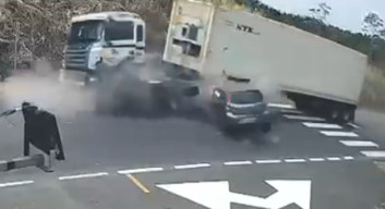 Kecelakaan Beruntun Libatkan 3 Truk dan 1 Mobil