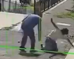 Viral, Pria Menyerang Secara Acak Banyak Orang Pakai Pisau