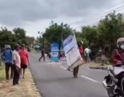 Motor Oleng ke Kanan lalu Ditabrak Bus