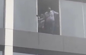 Staf Bank dan Nasabah Melompat untuk Menyelamatkan Diri dari Kebakaran Hebat 