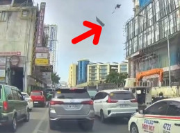 Puing Bangunan Jatuh ke Bawah, Timpa Truk