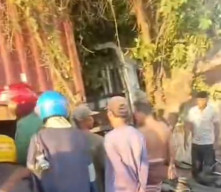 Truk Kontainer Lindas Emak-Emak di Jalur Pantura Probolinggo