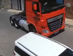 Pesepeda Meninggal Dunia setelah Tertabrak Truk Trailer