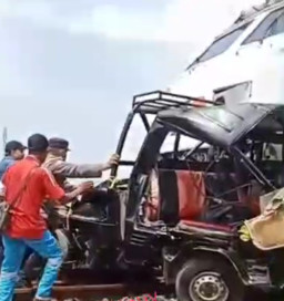 Kereta Vs Mobil Pikap di Cirebon, Dua Orang Tewas