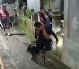 Kepergok Sembunyi di Kolam Ikan, Maling Motor di Wonosobo Dihajar Warga