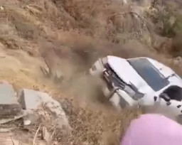 Pikap Diderek lalu Terlepas, Jatuh ke Jurang