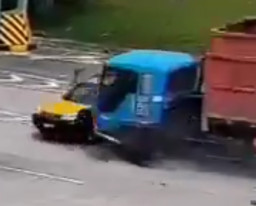 SUV Ditabrak Truk di Gerbang Tol, Seorang Bayi Meninggal