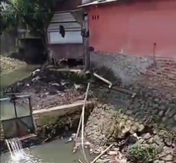 Kerja Bakti, Warga Heboh Temukan Mayat Pria Terapung di Saluran Air