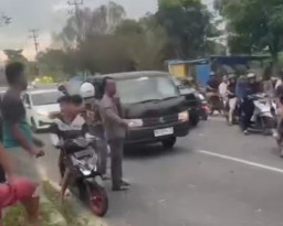 Ngebut dan Melawan Arah, Pemotor Kritis Tabrakan dengan Mobil
