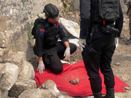 Tim Gegana Brimob Evakuasi Benda Diduga Granat di Paciran Lamongan
