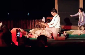 Teater Keliling Pentaskan “Aku Chairil” di Madiun, Antusiasme Penonton Tinggi