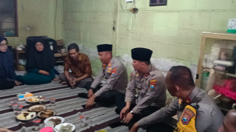 Kapolres Mojokerto Takziah ke Rumah Orang Tua Korban Mutilasi di Lamongan