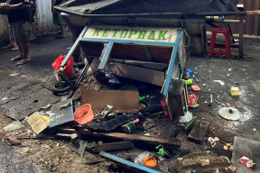 Ditagih Gara-Gara Kurang Bayar, Pembeli Hajar Pedagang Ketoprak di Depok