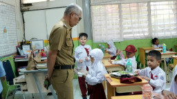 Pelajar SD Semen Padang Bahagia Dapat Menu Sehat Gratis