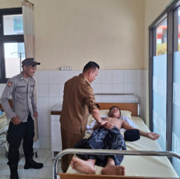 Wabup Madiun dr. Purnomo Hadi, Sigap Tangani Korban Kecelakaan Minibus Elf Rombongan Santri di Balerejo