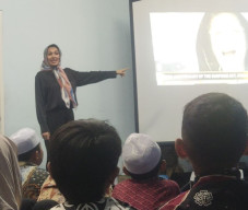 Gandeng Penutur Asli New York, SD Ta'miriyah Surabaya Dorong Siswa Berani Berbahasa Inggris