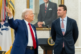 Influencer Pendukung Trump Tewas Ditembak Pas di Leher saat Beri Pidato