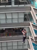 Pasang Kaca Film di Atap Gedung, Pekerja Jatuh lalu Meninggal