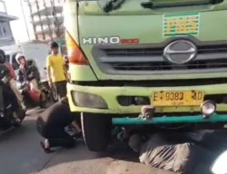 Terlambat Injak Rem, Truk Trabrak Ojol dari Belakang, Penumpang  Tewas