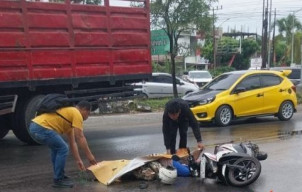 Mio Senggol Hino di Tikungan, Nyawa Penumpang Motor Melayang