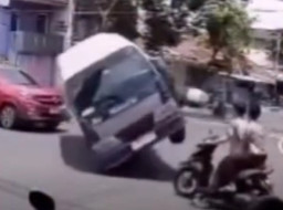 Hindari Mobil, Elf Malah Tabrak Motor dan Konter HP