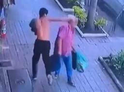 Pemuda Usia 20 Tahun Tiba-Tiba Pukul Kakek yang Sedang Jalan Kaki
