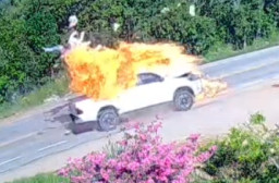 Lawan Arah, Motor Adu Banteng dengan Mobil hingga Terbakar