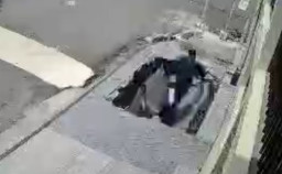 Asyik Jalan di Trotoar, Pria Ini Jatuh ke Dalam Lubang