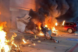 Pesawat Kecil Jatuh Dekat Lapangan Udara, 2 Tewas