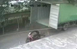 Pintu Kontainer Terbuka Hantam Pemotor di Gresik