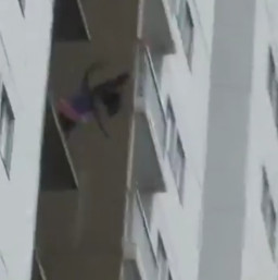 Wanita Ini Jatuh dari Lantai Atas Apartemen, Warga Panik
