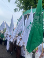 Ribuan Pelajar dan Santri Semarakkan Kirab Resolusi Jihad di Simokerto Peringati Hari Santri Nasional 2025