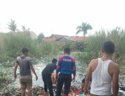 Buang Sampah ke Empang, Pak Tenggelam