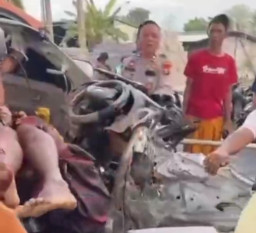 Ambulans Tabrak Truk di Sampang, Sopir Tewas di Tempat