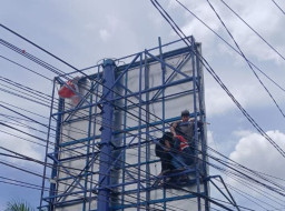 Diduga Tersetrum, Pria Tak Sadarkan Diri di Atas Baliho Simpang Empat